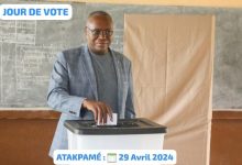 Les Togolais ont voté lundi pour élire de nouveaux députés et des conseillers régionaux. Ceci à l’occasion des élections législatives et régionales. Séna Fombo, candidat d'UNIR aux législatives dans la préfecture de l’Ogou a voté à l'EPP Centrale de Datcha