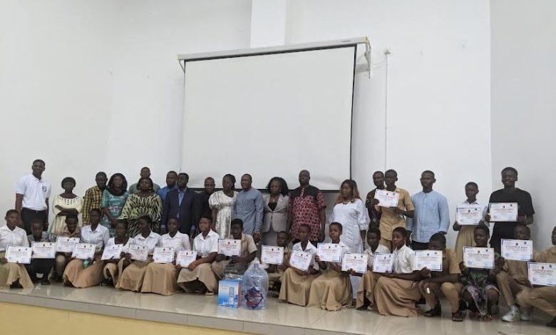 L'association « Enseignement Engagés pour l'Education et l'Environnement » (4E) et son parrain, le maire adjoint de la commune Golfe 1, Espoir Koudjodji ont organisé samedi à Lomé la cérémonie de remise des prix aux lauréats de la 2ème édition du concours Sciences et Lettres