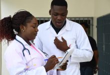 Au Togo, le secteur de la santé forme le personnel. Des écoles spécialisées et universités sont des institutions clés qui façonnent le paysage médical togolais.