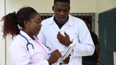 Au Togo, le secteur de la santé forme le personnel. Des écoles spécialisées et universités sont des institutions clés qui façonnent le paysage médical togolais.