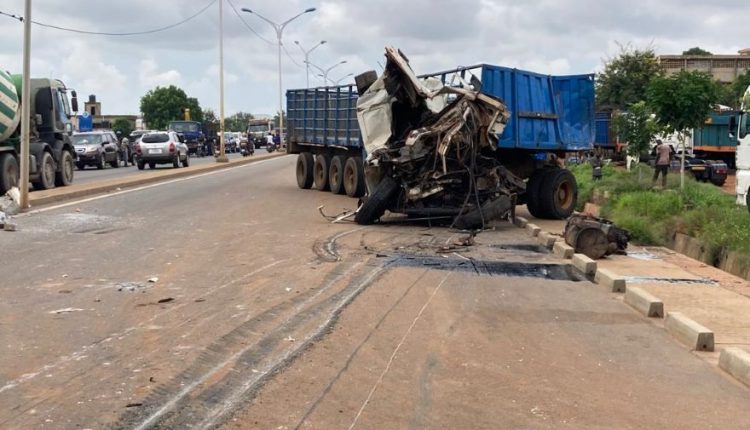 Un tragique accident s’est produit samedi aux environs de 5h sur le grand contournement de Lomé. Le drame a entraîné un mort sur place. Un blessé évacué à l’hôpital a également succombé plus tard des suites de ses blessures.