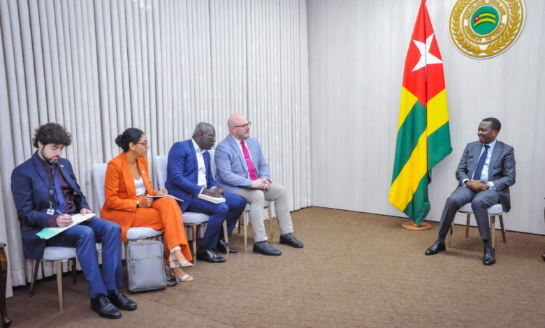 Kodjo Adedze a reçu jeudi dernier à Lomé une délégation d’officiels du Sénat américain. La délégation conduite par John Tomaszewski s’est entretenue avec le président de l’Assemblée nationale sur plusieurs questions d’intérêt commun et de renforcer les relations bilatérales entre le Togo et les États-Unis