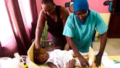 Au Togo, les zones rurales et reculées connaissent d'importants défis en matière d'accès aux services de santé. Dans ce contexte, les agents de santé communautaires, recrutés et formés par l'État se révèlent être des acteurs clés, rapprochant les services de santé des communautés et fournissant des soins de base indispensables.