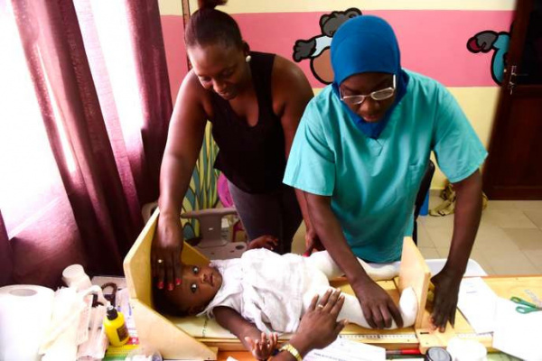Au Togo, les zones rurales et reculées connaissent d'importants défis en matière d'accès aux services de santé. Dans ce contexte, les agents de santé communautaires, recrutés et formés par l'État se révèlent être des acteurs clés, rapprochant les services de santé des communautés et fournissant des soins de base indispensables.