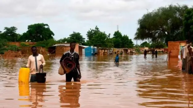 Le gouvernement nigérien a débloqué jeudi une somme de 12 milliards de FCFA pour faire face à la catastrophe. L'initiative fait suite aux inondations dévastatrices qui ont fait plus de 200 morts et touché plus de 350 000 personnes dans le pays.