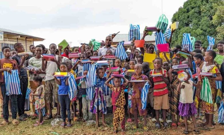 Dr Didier, artiste gospel et figure publique a distribué samedi dernier des kits scolaires complets à une soixantaine d’élèves issus des familles défavorisées à Ségbé (Golfe 7). L’initiative s’inscrivait dans le cadre des préparatifs de la rentrée scolaire 2024-2025. Elle vise à alléger la charge des parents qui peinent à financer la scolarité de leurs enfants.