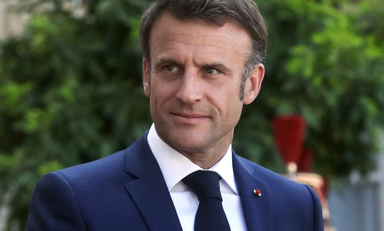 La proposition de résolution visant à destituer le président français, Emmanuel Macron a été jugée mardi recevable avec 12 voix pour et 10 contre. Cette étape initiale marque le début d’un long processus parlementaire, rendant peu probable le départ d’Emmanuel Macron de l’Élysée.